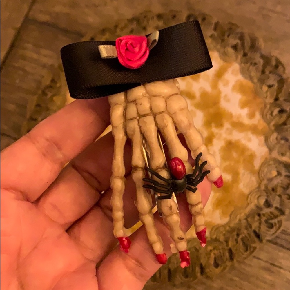 Halloween skeleton hand w spider 🕷 hair clip DOD - Picture 5 of 13